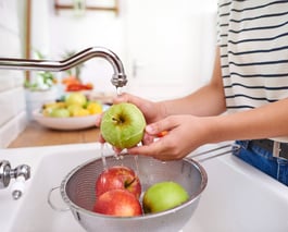 água sem limpa para lavar os alimentos