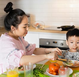 mère avec son enfant à table