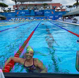 Luciana Rabay na piscina