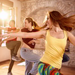 groupe de femmes qui font de la Zumba
