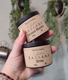 Deux bougies de 100gr dans une boite en métal noir avec une étiquette couleur kraft