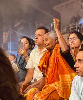 Portrait d'une femme âgée indienne lors d'une cérémonie à Varanasi en Inde.