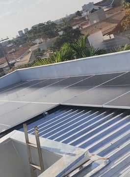 placas solares em cima do telhado