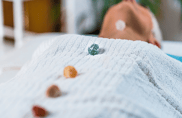 woman chakras nettoyage holistique alignement cristal énergie