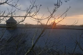 Photo d'un couché de soleil sur les écuries