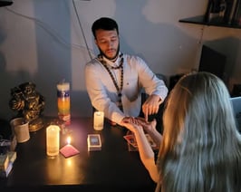 Brujo Eustaquio realizando consulta espitual y ritual de amarre de amor personalizado