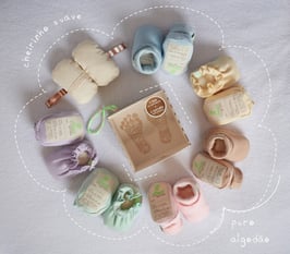 Caixa de sapatinho de bebê para maternidade. Cores variadas.