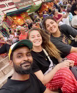 Eva, moi et notre guide local indien sur les ghats à Varanasi, lors d'une cérémonie religieuse.