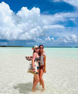 Photo of Eva and Manon in the lagoon of Tetiaroa, French Polynesia.