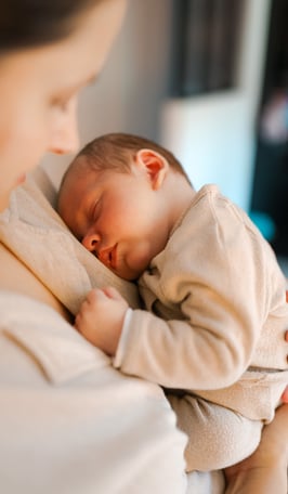 la photo d'un nouveau né sur la poitrine de sa maman