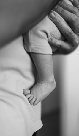 le pied d'un bébé en photo noir et blanc