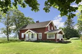 Une maison peinte en rouge de falun, peinture à la farine, pigment oxydes de fer