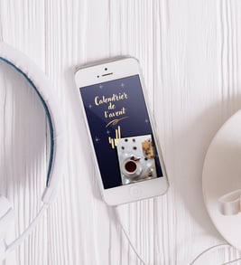 Mock-up d'un téléphone portable sur une table