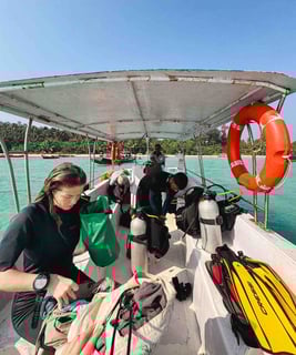 Equipements de plongée et plongeurs dans le bateau à Havelock, dans les îles Andaman et Nicobar.