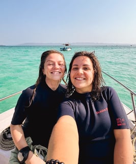 Eva et Manon dans le bateau après une plongée à Havelock dans les îles Andaman et Nicobar.