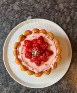 Charlotte aux fraises, chic et simplicité chez Marmite & Papillote, cuisine conviviale