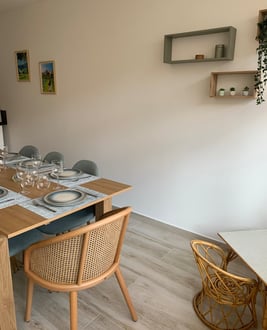 Un intérieur chaleureux pour partager les repas après l'atelier