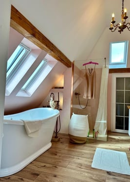 Helles Badezimmer mit Dachfenstern von Hisar Montage aus Karlsruhe.