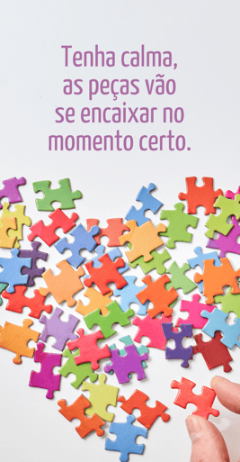 A IMAGEM TRAZ UM QUEBRA CABEÇA COM ALGUMAS PEÇAS SOLTAS, E UMA FRASE EM REFERENCIA AO AUTISMO