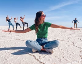 Photo de groupe amusante lors d'un tour dans le Salar de Uyuni en Bolivie.