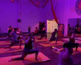 Práticas de Hatha yoga com espaço amplo