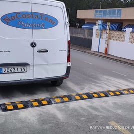 Instalación de reductor de velocidad en carretera