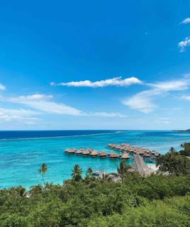 Vue sur le lagon de Tahiti en Polynésie avec des cabanes sur pilotis