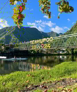 Vue du pont menant à Teahupoo avec le logo des Jeux Olympiques 2024 affiché, Tahiti, Polynésie française.