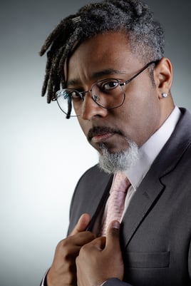 homem preto empresário moderno com dreads, terno e barba em ensaio em estúdio