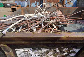 kupferrohe-metallanklauf-container-voll-kupfer