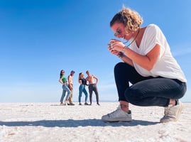 Photo de groupe originale lors d"un tour dans le Salar de Uyuni en Bolivie.