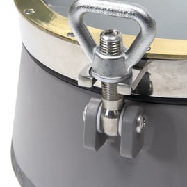 Gros plan sur un hublot inox et laiton