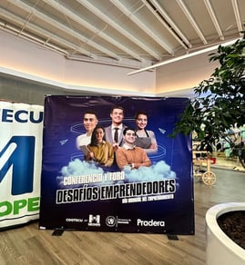 Backpanel publicitario con impresión de gran formato para exhibiciones y eventos.