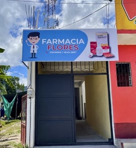 Rótulo tensado publicitario con impresión de alta calidad para exteriores.