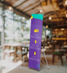 Banner tipo X con estructura ligera y fácil de montar para promociones.