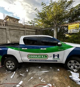 Adhesivo vehicular personalizado para publicidad móvil y promoción en tránsito.