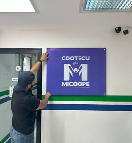 Adhesivo con PVC de alta durabilidad para aplicaciones en exteriores e interiores.