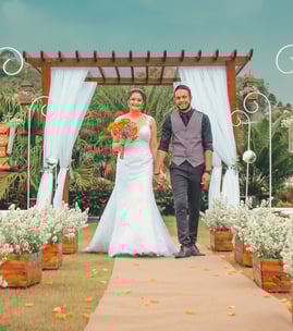 Pareja tomados de la mano en un paisaje sereno, preparándose para el matrimonio