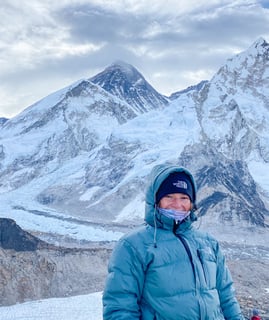 Portrait de Manon avec vue Everest, depuis Kala Patthar.