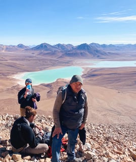 Photo de groupe lors de l'ascension du Licancabur avec magnifique vue sur la Laguna Verde.