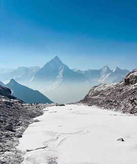 Glacier de Cho La Pass enneigé, Népal.