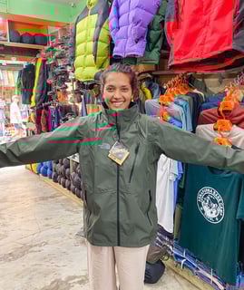 Essayage de veste gore-tex dans un shop de Kathmandu.
