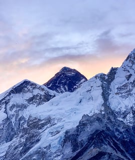 Magnifique lever de soleil sur le Mont Everest, au Népal.