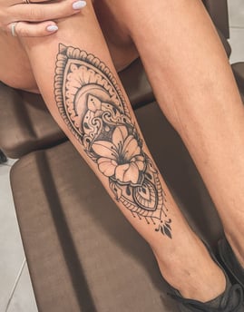 tatuagem feminina ornamental