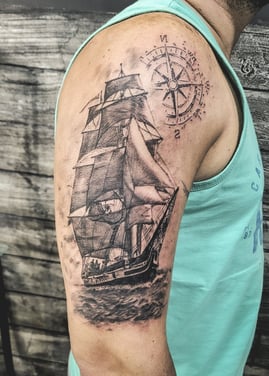 tatuagem realista barco