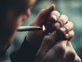 Persona encendiendo un cigarrillo, dispuesta a fumar