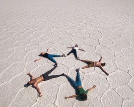 Photo de groupe en forme d'étoile dans le Salar de Uyuni en Bolivie.