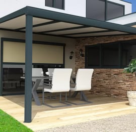 Pergola adossée en aluminium avec lames orientables installée sur une terrasse en bois