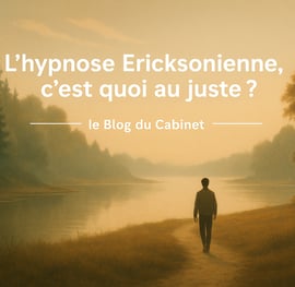 Homme marchant au bord d’un lac au coucher du soleil, atmosphère calme et introspective.
