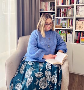 Julie Gachet Mitrovic sitting reading a book  – coach Positive Psychology & embodiment